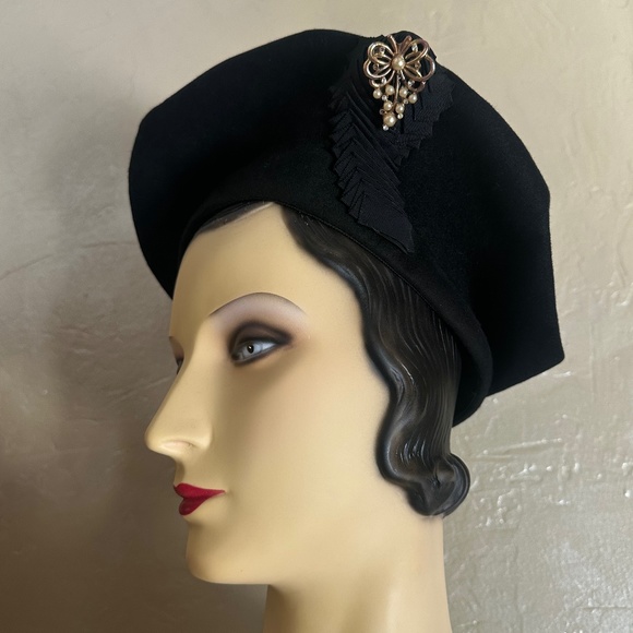 FASHIONABLE 1940s\' BLACK FELT INTRICATELY FOLDED BERET + GROSGRAIN TRIM + BROOCH main image 3